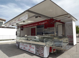 Mobile vending stall for fishing products