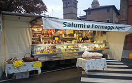 Mobile vending stall for food products